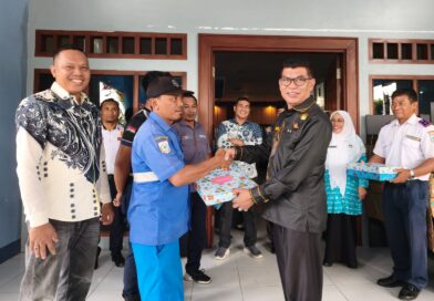 Foto: Penyerahan Penghargaan Pegawai Twladan Dishub KSB