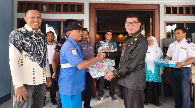Foto: Penyerahan Penghargaan Pegawai Twladan Dishub KSB
