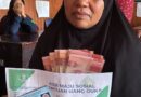 Foto: Penyaluran bantuan santunan duka, Dinsos KSB melalui Kartu Sumbawa Barat Maju.
