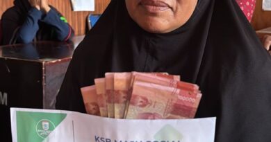 Foto: Penyaluran bantuan santunan duka, Dinsos KSB melalui Kartu Sumbawa Barat Maju.