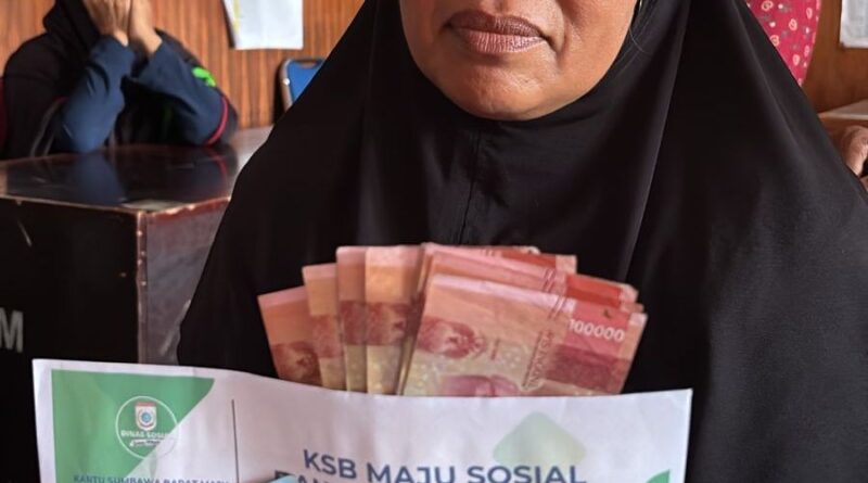Foto: Penyaluran bantuan santunan duka, Dinsos KSB melalui Kartu Sumbawa Barat Maju.