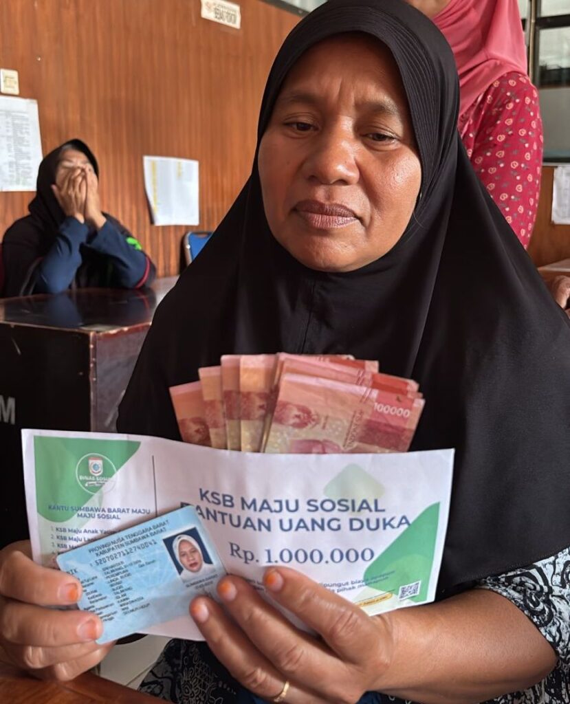 Foto: Penyaluran bantuan santunan duka, Dinsos KSB melalui Kartu Sumbawa Barat Maju.