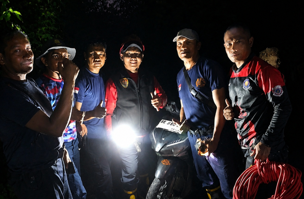 Foto: Tim evakuasi Damkar KSB