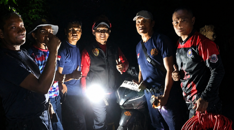 Foto: Tim evakuasi Damkar KSB