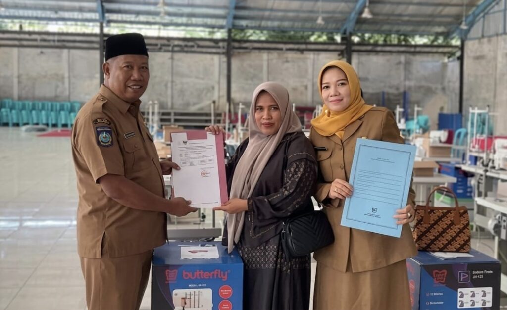 Foto: Penyerahan Bantuan Mesin Jahid, Diskoperindag KSB.