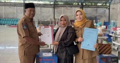 Foto: Penyerahan Bantuan Mesin Jahid, Diskoperindag KSB.