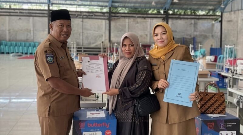 Foto: Penyerahan Bantuan Mesin Jahid, Diskoperindag KSB.