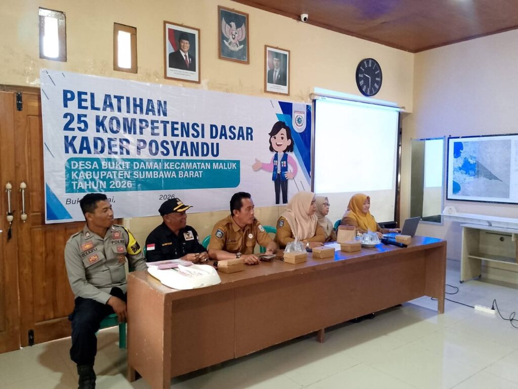 Foto: Kepala Desa Bukit Damai, Suwardi, saat membuka pelatihan kompetensi Kader Posyandu.
