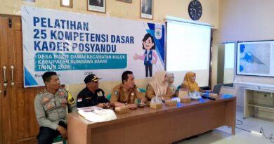 Foto: Kepala Desa Bukit Damai, Suwardi, saat membuka pelatihan kompetensi Kader Posyandu.