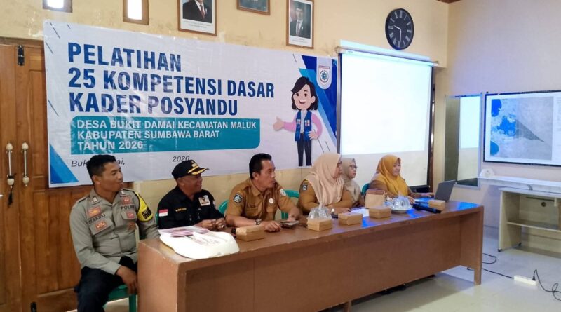 Foto: Kepala Desa Bukit Damai, Suwardi, saat membuka pelatihan kompetensi Kader Posyandu.