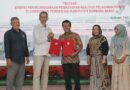 Foto: Bupati KSB, H. Amar Nurmansyah menandatangani nota kesepakatan itu bersama Kepala Ombudsman RI Perwakilan NTB, Dwi Sudarsono.