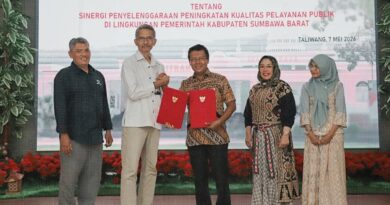 Foto: Bupati KSB, H. Amar Nurmansyah menandatangani nota kesepakatan itu bersama Kepala Ombudsman RI Perwakilan NTB, Dwi Sudarsono.