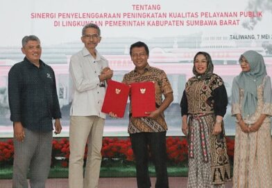 Foto: Bupati KSB, H. Amar Nurmansyah menandatangani nota kesepakatan itu bersama Kepala Ombudsman RI Perwakilan NTB, Dwi Sudarsono.