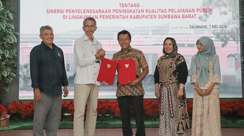 Foto: Bupati KSB, H. Amar Nurmansyah menandatangani nota kesepakatan itu bersama Kepala Ombudsman RI Perwakilan NTB, Dwi Sudarsono.