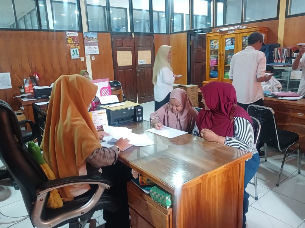 Foto: Penyaluran bantuan sosial kepada 1.606 anak yatim piatu melalui program Kartu Sumbawa Barat (KSB) Maju Sosial.