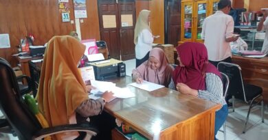 Foto: Penyaluran bantuan sosial kepada 1.606 anak yatim piatu melalui program Kartu Sumbawa Barat (KSB) Maju Sosial.