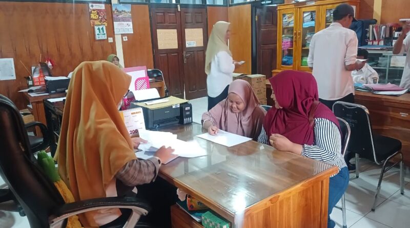 Foto: Penyaluran bantuan sosial kepada 1.606 anak yatim piatu melalui program Kartu Sumbawa Barat (KSB) Maju Sosial.