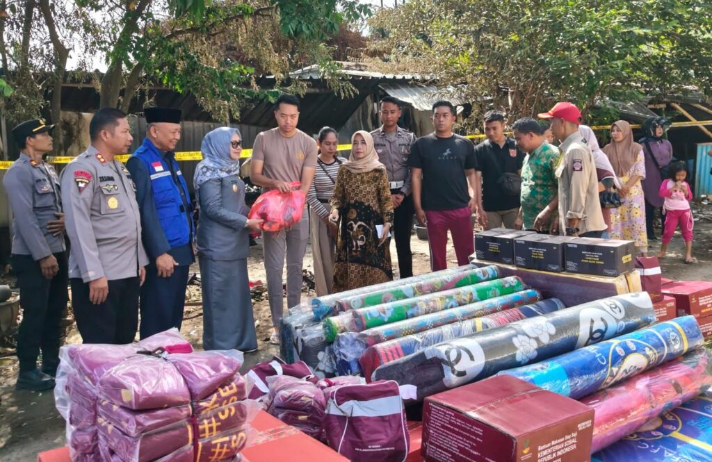 Foto: Penyaluran bantuan korban kebakaran oleh Dinsos KSB (dok. Dinsos KSB)