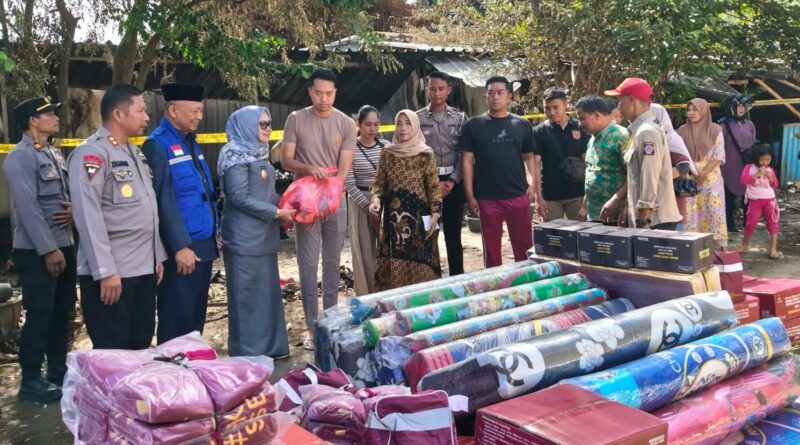 Foto: Penyaluran bantuan korban kebakaran oleh Dinsos KSB (dok. Dinsos KSB)