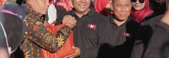 Foto: Baksos HWM Center di Alun-alun Taliwang (dok. Prokopim Sumbawa Barat)