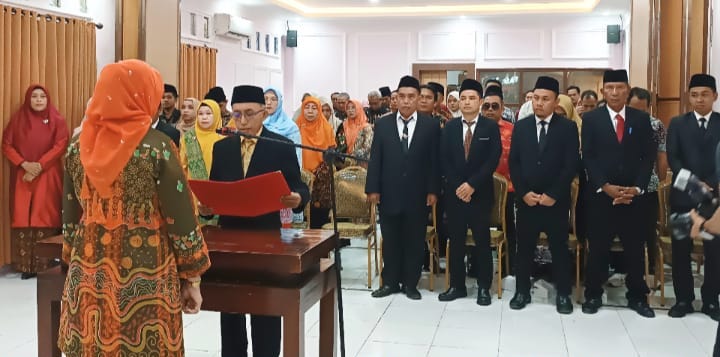 Foto: Wabup KSB, Hj. Hanipa melantik 11 Kepala Sekolah baru di KSB (dok. PPID Sumbawa Barat)