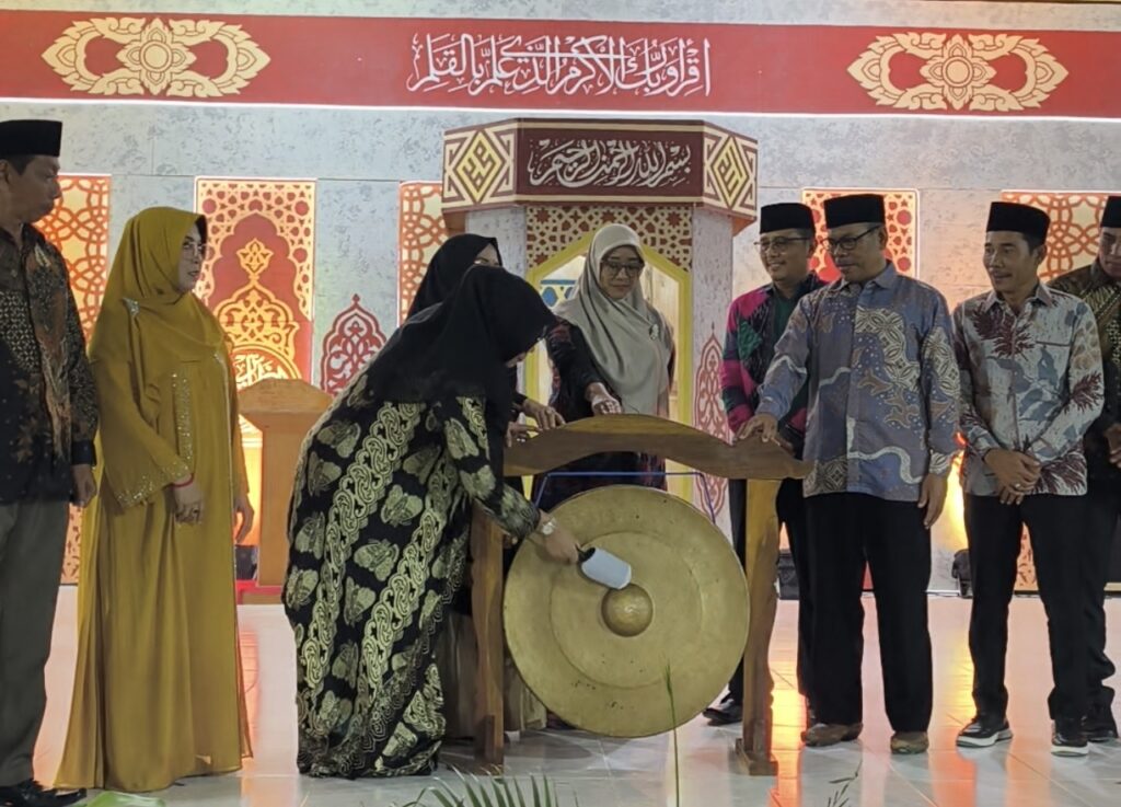 Foto: Wakil Bupati KSB, Hj. Hanipa membuka secara Resmi MTQ Tingkat Kecamatan Taliwang ke-XXII di Desa Batu Putih