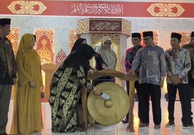Foto: Wakil Bupati KSB, Hj. Hanipa membuka secara Resmi MTQ Tingkat Kecamatan Taliwang ke-XXII di Desa Batu Putih
