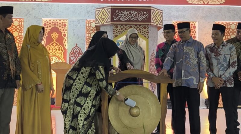 Foto: Wakil Bupati KSB, Hj. Hanipa membuka secara Resmi MTQ Tingkat Kecamatan Taliwang ke-XXII di Desa Batu Putih