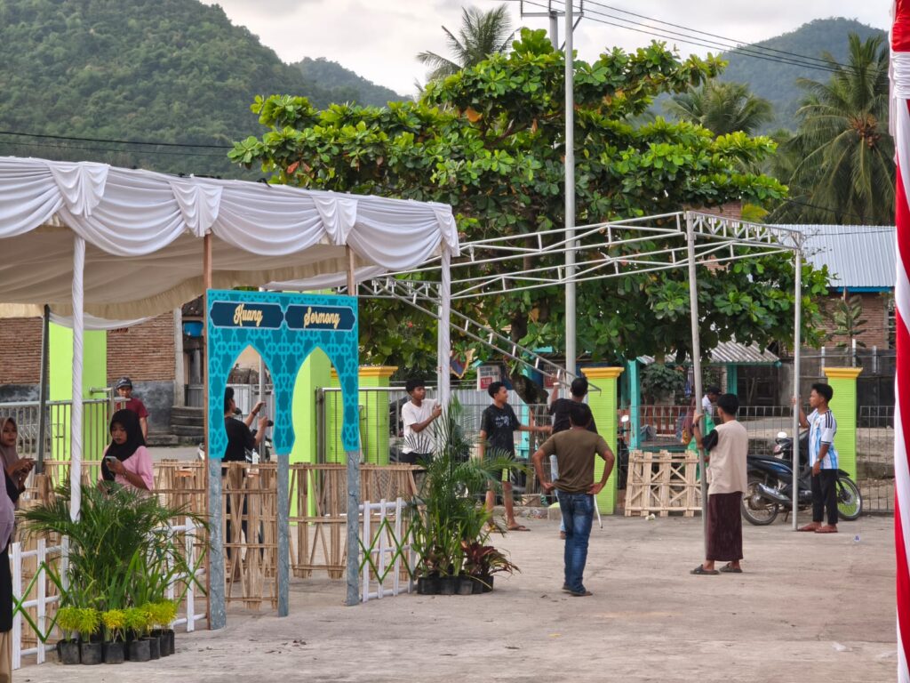Foto: Gotong Royong Warga Desa Batu Putih Persiapan MTQ Taliwang ke-XXI.