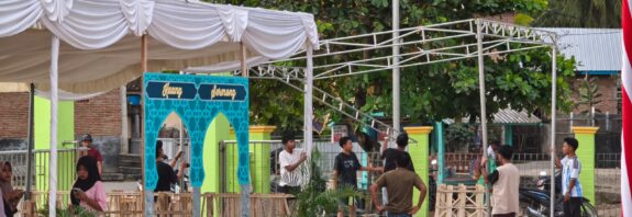 Foto: Gotong Royong Warga Desa Batu Putih Persiapan MTQ Taliwang ke-XXI.