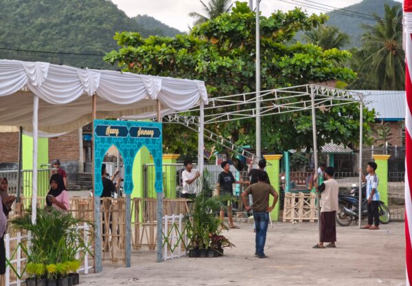 Foto: Gotong Royong Warga Desa Batu Putih Persiapan MTQ Taliwang ke-XXI.