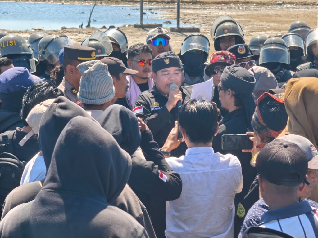 Foto: Pembacaan orasi oleh salah seorang demonstran saat aksi akbar PPS (dok. Media KSB)