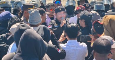 Foto: Pembacaan orasi oleh salah seorang demonstran saat aksi akbar PPS (dok. Media KSB)