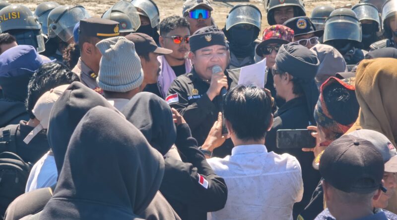 Foto: Pembacaan orasi oleh salah seorang demonstran saat aksi akbar PPS (dok. Media KSB)