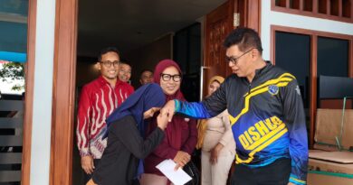 Foto: Pemberian penghargaan ke pemenang lomba video Dishub KSB pada saat pawai takbir Idul Adha. (dok. Media KSB)