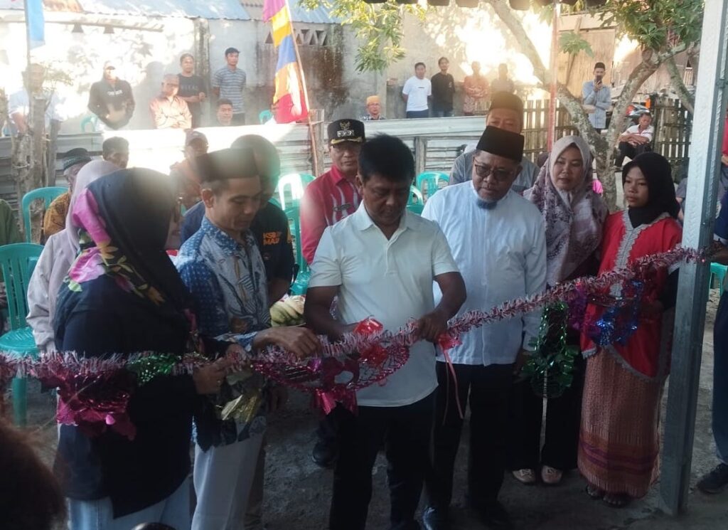 Foto: Bupati Sumbawa Barat H. Amar Nurmansyah meresmikan rumah Mesir Suryadi di Seran, Seteluk. (dok. Humas KSB)