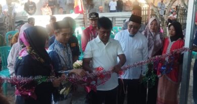 Foto: Bupati Sumbawa Barat H. Amar Nurmansyah meresmikan rumah Mesir Suryadi di Seran, Seteluk. (dok. Humas KSB)