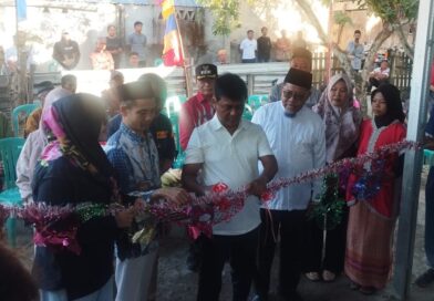 Foto: Bupati Sumbawa Barat H. Amar Nurmansyah meresmikan rumah Mesir Suryadi di Seran, Seteluk. (dok. Humas KSB)