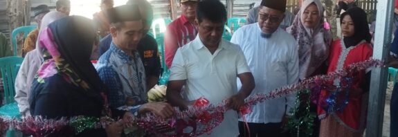 Foto: Bupati Sumbawa Barat H. Amar Nurmansyah meresmikan rumah Mesir Suryadi di Seran, Seteluk. (dok. Humas KSB)