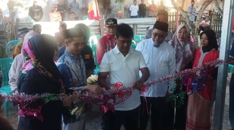 Foto: Bupati Sumbawa Barat H. Amar Nurmansyah meresmikan rumah Mesir Suryadi di Seran, Seteluk. (dok. Humas KSB)