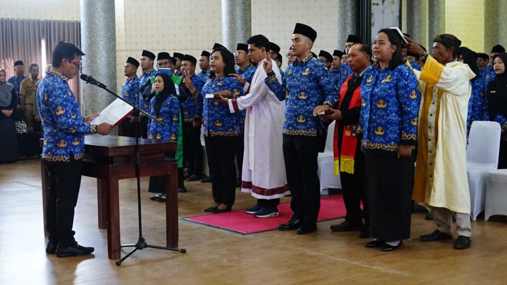 Foto: Prosesi pengambilan sumpah dan janji PNS Formasi 2025 di Lantai III Gedung Graha Praja. (dok. PPID Sumbawa Barat)