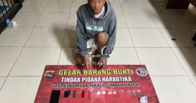 Foto: Tersangka kasus pengedaran sabu di Maluk. (dok. Polres Sumbawa Barat)