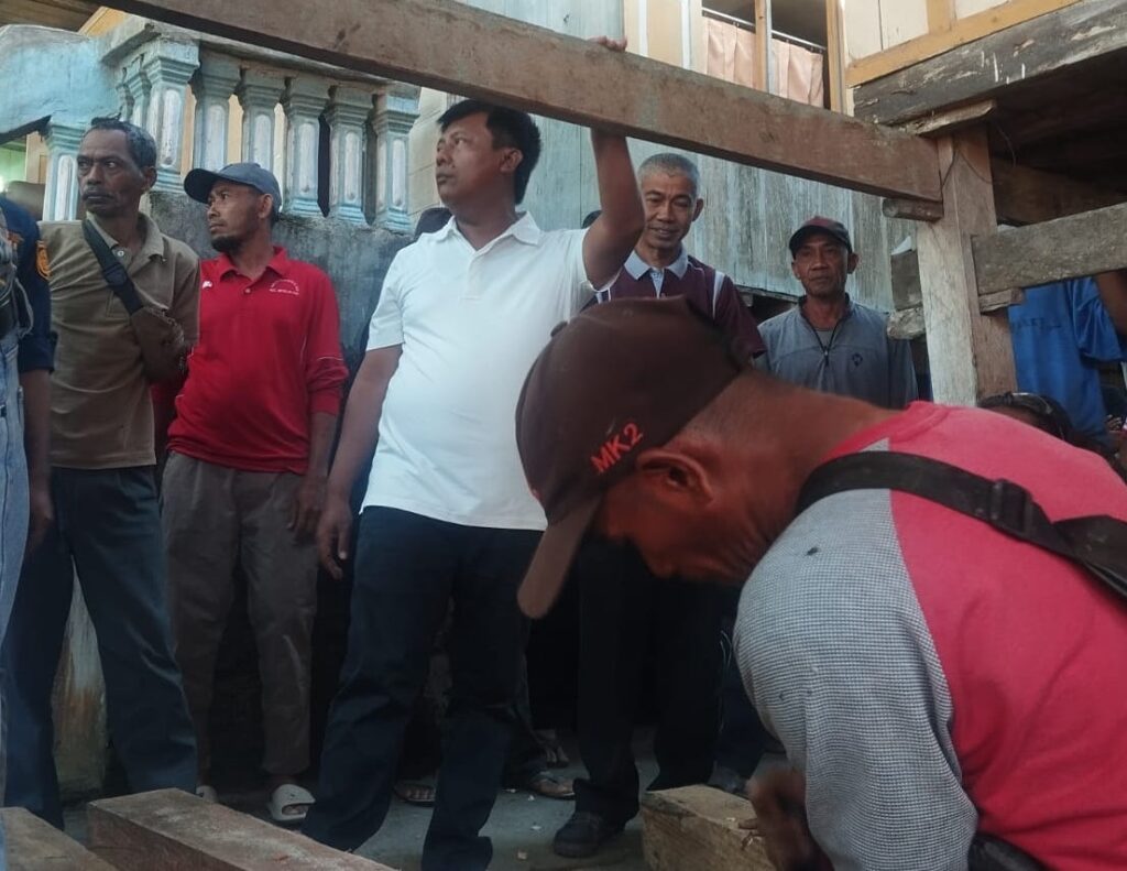 Foto: Bupati KSB, H. Amar Tinjau Langsung Bantuan Pembangunan Rumah di Seteluk.