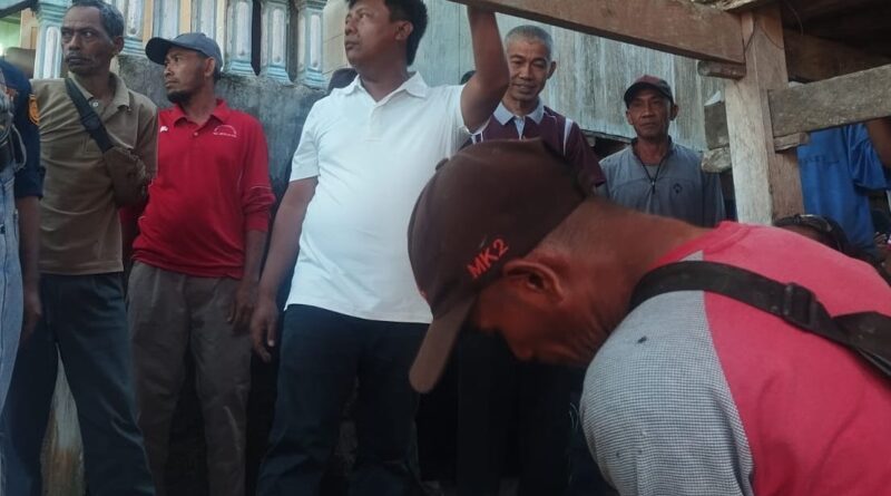 Foto: Bupati KSB, H. Amar Tinjau Langsung Bantuan Pembangunan Rumah di Seteluk.