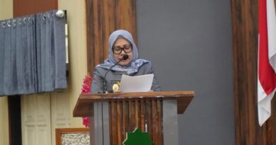Foto: Wabup KSB, Hj. Hanipah saat membacakan jawaban atas kritik Fraksi DPRD KSB soal APBD KSB TA 2025. (dok. DPRD KSB)
