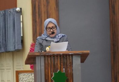 Foto: Wabup KSB, Hj. Hanipah saat membacakan jawaban atas kritik Fraksi DPRD KSB soal APBD KSB TA 2025. (dok. DPRD KSB)
