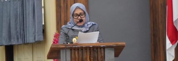Foto: Wabup KSB, Hj. Hanipah saat membacakan jawaban atas kritik Fraksi DPRD KSB soal APBD KSB TA 2025. (dok. DPRD KSB)