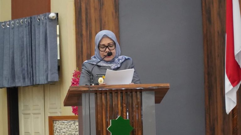 Foto: Wabup KSB, Hj. Hanipah saat membacakan jawaban atas kritik Fraksi DPRD KSB soal APBD KSB TA 2025. (dok. DPRD KSB)