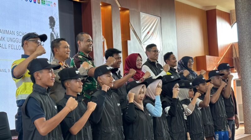 Foto: Pelepasan 34 siswa KSB penerima beasiswa AMMAN Scholars 2026 di Kantor Bupati.