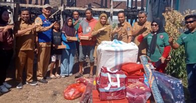Foto: Bantuan Logistik Dinsos KSB kepada warga terdampak kebakaran (dok. Dinsos KSB)